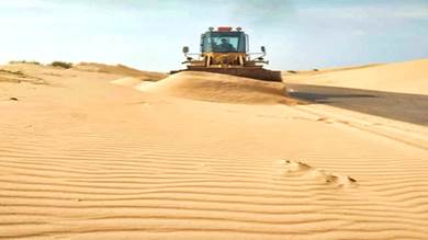إزالة الرمال المتحركة في الخط الدولي الرابط بين عتق والمكلا
